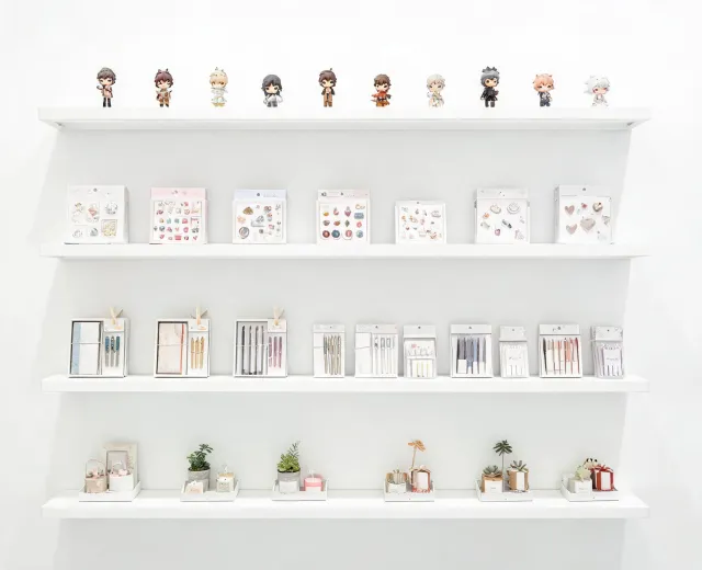Retail gift shelf